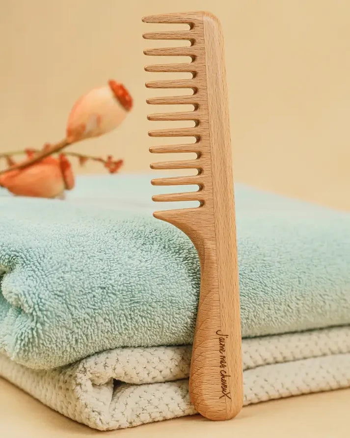 Wide‑Tooth Comb with Handle – Natural, Anti‑Static & Gentle Detangling for All Hair Types